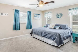 3 bedrooms, iron/ironing board, WiFi, bed sheets - Snowbird-friendly home with enclosed yard, pool, patio, AC, & WiFi - 2 dogs OK (Cape Coral)