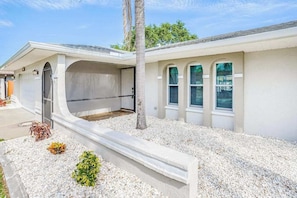 Property grounds - Snowbird-friendly home with enclosed yard, pool, patio, AC, & WiFi - 2 dogs OK (Cape Coral)