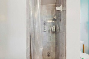 Douche, sèche-cheveux, serviettes fournies