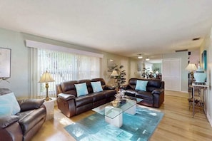 TV, DVD player, offices - Waterfront home with saltwater pool, spacious outdoor area, and dock (Cape Coral)