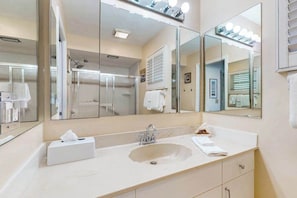 Shower, hair dryer, towels - Waterfront home with saltwater pool, spacious outdoor area, and dock (Cape Coral)