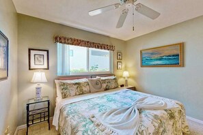3 bedrooms, desk, iron/ironing board, travel cot - Waterfront home with saltwater pool, spacious outdoor area, and dock (Cape Coral)