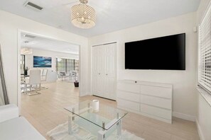 TV, offices - Dog friendly house with private pool, large dock, and Gulf access (Cape Coral)