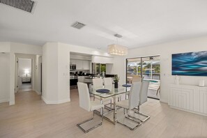Dining - Dog friendly house with private pool, large dock, and Gulf access (Cape Coral)