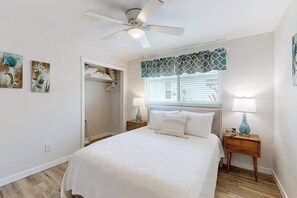 3 bedrooms, iron/ironing board, travel cot, WiFi - Relaxing waterfront home with Complimentary heated pool, bikes & canal views (Cape Coral)