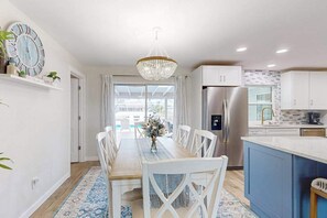 Dining - Relaxing waterfront home with Complimentary heated pool, bikes & canal views (Cape Coral)