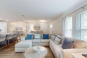 TV, offices - Relaxing waterfront home with Complimentary heated pool, bikes & canal views (Cape Coral)