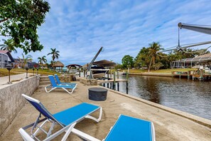 Terrace/patio - Relaxing waterfront home with Complimentary heated pool, bikes & canal views (Cape Coral)