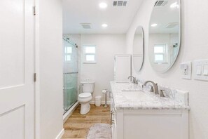 Shower, hair dryer, towels - Relaxing waterfront home with Complimentary heated pool, bikes & canal views (Cape Coral)