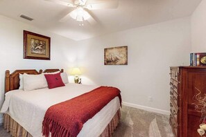3 bedrooms, desk, iron/ironing board, WiFi - Cozy home with private heated pool, lanai, & washer and dryer (Cape Coral)