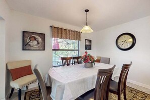 Dining - Cozy home with private heated pool, lanai, & washer and dryer (Cape Coral)