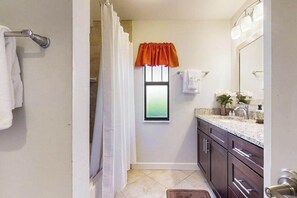 Shower, hair dryer, towels - Cozy home with private heated pool, lanai, & washer and dryer (Cape Coral)
