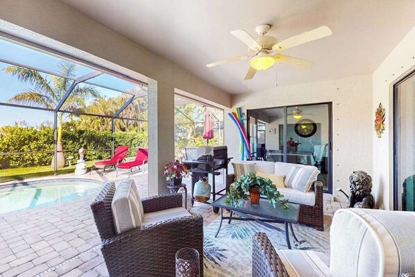 TV, offices - Cozy home with private heated pool, lanai, & washer and dryer (Cape Coral)