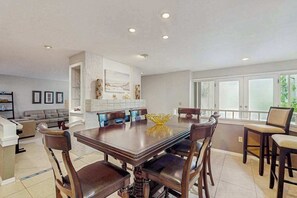 Dining - Spacious home with heated pool, WiFi, washer & dryer, and lanai (Fort Myers)