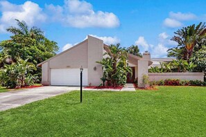 Exterior - Spacious home with heated pool, WiFi, washer & dryer, and lanai (Fort Myers)