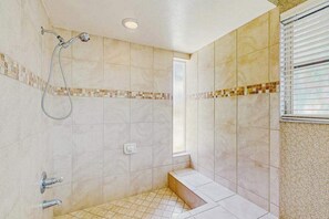Shower, hair dryer, towels - Spacious home with heated pool, WiFi, washer & dryer, and lanai (Fort Myers)