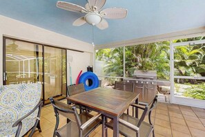 Outdoor dining - Spacious home with heated pool, WiFi, washer & dryer, and lanai (Fort Myers)