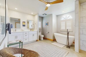Shower, hair dryer, towels - Waterfront pool home, family friendly, close to beaches with AC, WD and WIFI (Englewood)