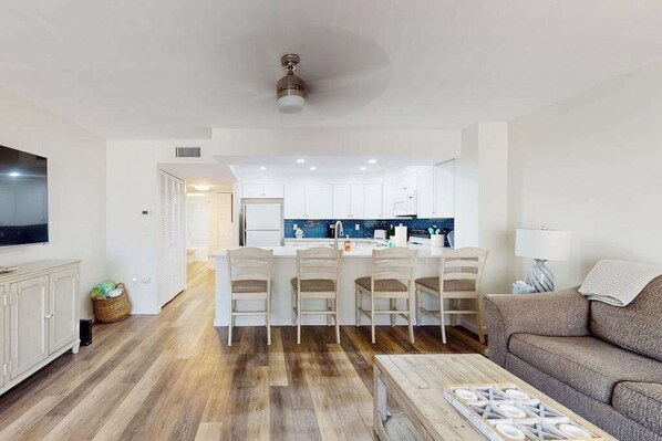 TV, offices - Beachfront condo with pool, private balcony, and washer and dryer (Englewood)