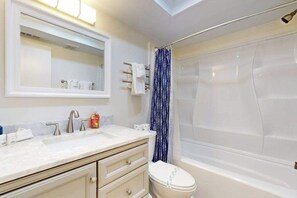 Een douche, een haardroger, handdoeken, shampoo