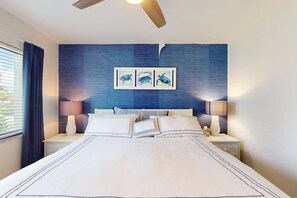 Iron/ironing board, WiFi, bed sheets - Beachfront condo with pool, private balcony, and washer and dryer (Englewood)