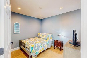 3 bedrooms, iron/ironing board, WiFi, bed sheets - Water-view condo with screened patio, pool, central AC, & private washer/dryer (Fort Myers)