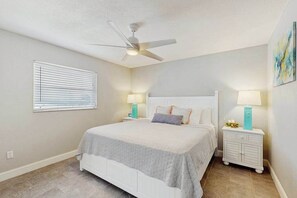 3 bedrooms, iron/ironing board, WiFi, bed sheets - Snowbird-friendly home with private pool, water views, patio & sunroom (Englewood)
