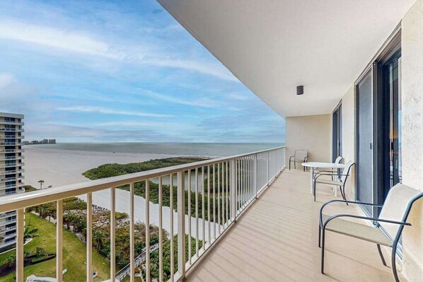Property grounds - Oceanfront Condo with WiFi, Pool, Tennis, & Direct Beach Access (Marco Island)