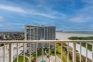 Property grounds - Oceanfront Condo with WiFi, Pool, Tennis, & Direct Beach Access (Marco Island)
