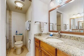 Shower, hair dryer, towels - Waterfront snowbird friendly condo with pool, sundeck, and steps away to beaches (Englewood)
