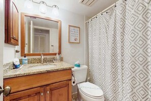 Shower, hair dryer, towels - Waterfront snowbird friendly condo with pool, sundeck, and steps away to beaches (Englewood)