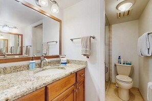 Shower, hair dryer, towels - Waterfront snowbird friendly condo with pool, sundeck, and steps away to beaches (Englewood)