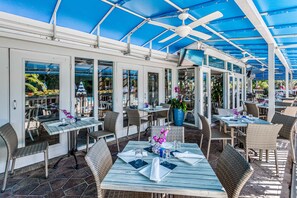 Outdoor dining - Your Perfect Naples Retreat Relax at Park Shore Resort Snowbird Friendly (Naples)