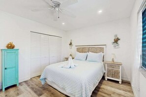 1 bedroom, iron/ironing board, WiFi, bed sheets - Charming Island Getaway | Beach, Pool & Prime Location (Marco Island)