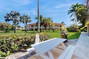 Outdoor dining - Charming Island Getaway | Beach, Pool & Prime Location (Marco Island)