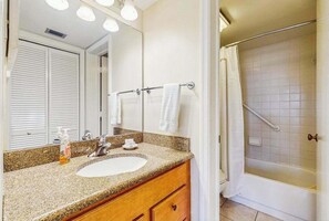 Shower, hair dryer, towels - Spacious, waterfront condo with outdoor pool, tennis, & volleyball (Naples)