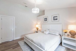 Iron/ironing board, travel cot, WiFi, bed sheets - Exquisite home with private pool, washer & dryer, and internet (Marco Island)