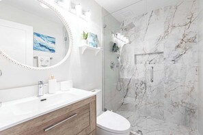Shower, hair dryer, towels, shampoo - Exquisite home with private pool, washer & dryer, and internet (Marco Island)