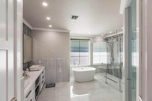 Douche, sèche-cheveux, serviettes fournies, shampoing