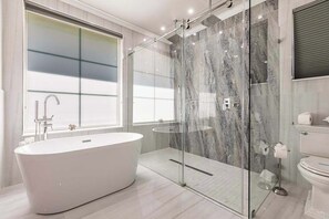 Shower, hair dryer, towels, shampoo - Elegant and luxurious waterfront home with heated pool, dog friendly, WIFI (Marco Island)