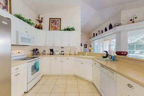 Fridge, microwave, oven, stovetop - Spacious home with private pool - close to shopping & beaches (Naples)