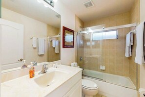 Shower, hair dryer, towels - Spacious home with private pool - close to shopping & beaches (Naples)