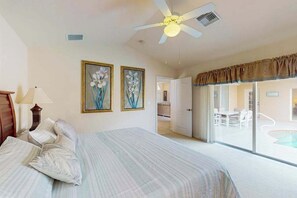 WiFi - Spacious home with private pool - close to shopping & beaches (Naples)
