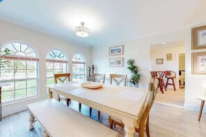 Dining - Fantastic waterfront escape with hot tub, lanai, boat lift, WiFi & central AC (Bonita Springs)