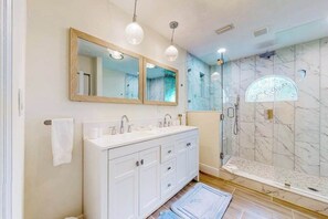 Shower, hair dryer, towels - Fantastic waterfront escape with hot tub, lanai, boat lift, WiFi & central AC (Bonita Springs)