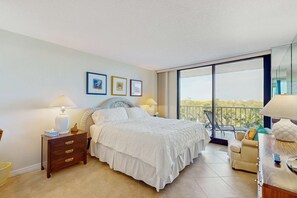 2 bedrooms, WiFi, bed sheets - Waterview condo with shared pool, panoramic balcony views, and WIFI (Marco Island)