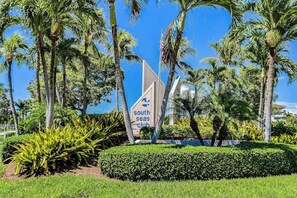 Property grounds - Waterview condo with shared pool, panoramic balcony views, and WIFI (Marco Island)