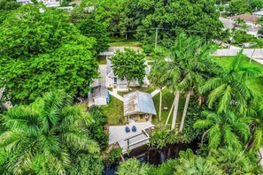 Exterior - Snowbird-friendly historical cottage with high-speed WiFi & washer/dryer (Bonita Springs)