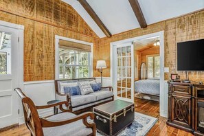 3 bedrooms, iron/ironing board, WiFi, bed sheets - Snowbird-friendly historical cottage with high-speed WiFi & washer/dryer (Bonita Springs)
