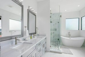 Shower, hair dryer, towels - Spacious modern home close to beach with pool, central AC, & washer/dryer (Bonita Springs)